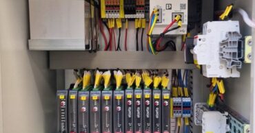 Connecting A Signal Communication Device To A DC Cabinet