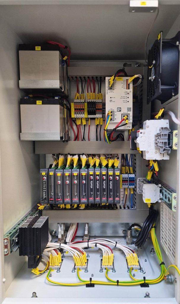 Connecting A Signal Communication Device To A DC Cabinet